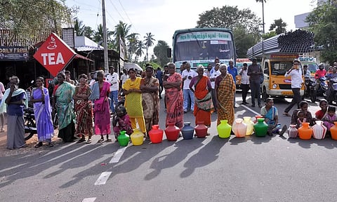 சாலை மறியல் செய்த பொதுமக்கள்.