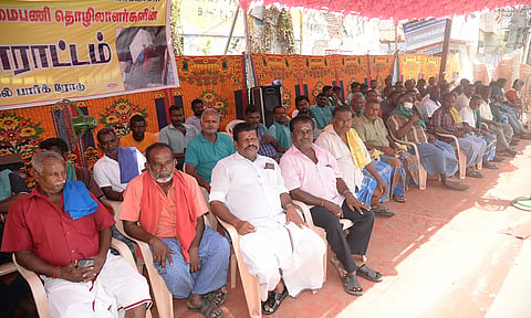 சுமை தூக்கும் தொழிலாளர்கள் இன்று 3-வது நாளாக வேலை நிறுத்த போராட்டத்தில் ஈடுபட்டு வருகின்றனர்.