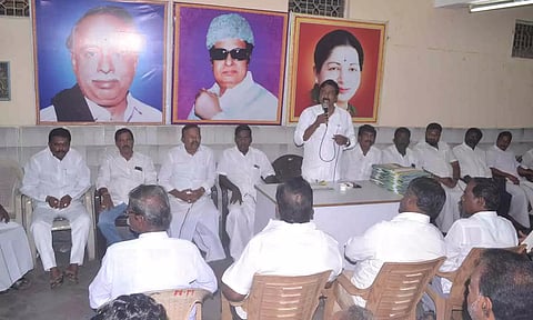 ஆலோசனை கூட்டத்தில் அன்பழகன் பேசிய காட்சி.