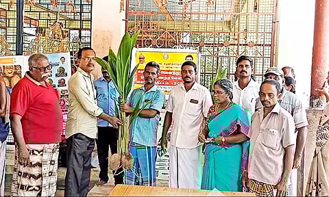 விவசாயிகளுக்கு தென்னங்கன்றுகள் வழங்கப்பட்டது.