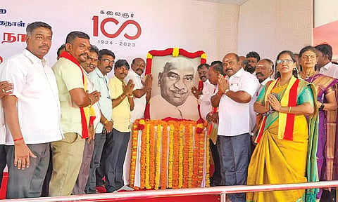 காமராஜர் பிறந்த நாள் விழா: பள்ளி மாணவர்களுக்கு எர்ணாவூர் நாராயணன் நலத்திட்ட உதவி