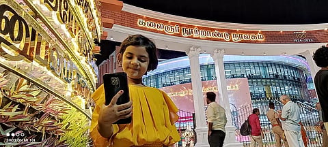 மின்னொளியில் ஜொலித்த கலைஞர் நூற்றாண்டு நூலகம் முன்பு சிறுமி செல்பி எடுத்துக்கொண்ட காட்சி.
