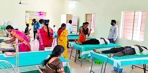 ரத்ததான முகாம் நடந்தபோது எடுத்த படம்.