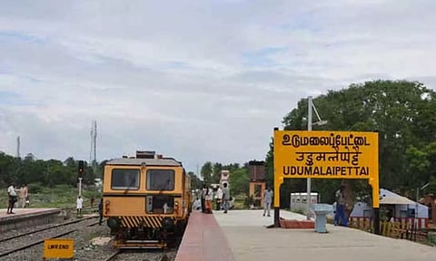 உடுமலை ரெயில் நிலையம்.