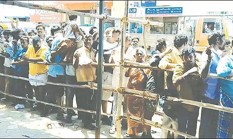 வரிசையில் நின்ற பொதுமக்களை படத்தில் காணலாம்.