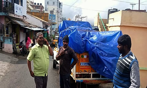 ரேசன் அரிசியுடன் பறிமுதல் செய்யப்பட்ட வாகனம்.