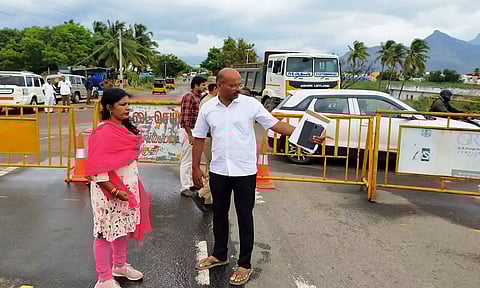 தேனி-போடி பைபாஸ் சாலையில் விபத்துக்களை தடுப்பதற்காக மேற்கொள்ளப்பட்டு வரும் பணிகளை கலெக்டர் ஷஜீவனா பார்வையிட்டார்.