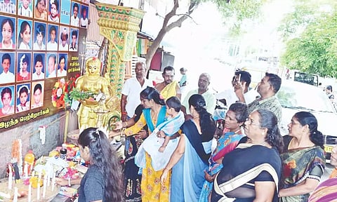 தீ விபத்தில் பலியான குழந்தைகளுக்கு பெற்றோர், பொது மக்கள் அஞ்சலி செலுத்திய போது எடுத்த படம்.