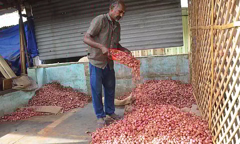 தியாகி குமரன் மார்க்கெட்டில் தரம் பிரிக்கப்படும் சின்ன வெங்காயம்.