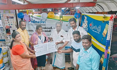 பிளஸ்-2 பொதுத்தேர்வில் அதிக மதிப்பெண் பெற்ற மாணவிக்கு ரொக்கப்பரிசு வழங்கப்பட்ட காட்சி.