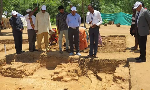 அகழ்வாராய்ச்சி பணிகளை ஐகோர்ட் நீதிபதிகள் பார்வையிட்டனர்