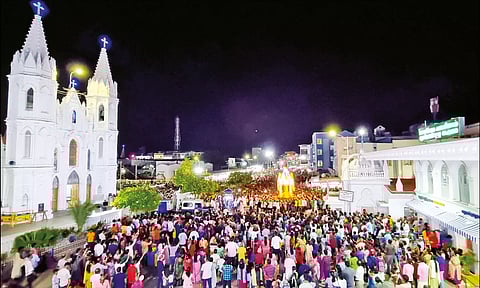 தேர்பவனி நடந்ததையும், அதில் கலந்து கொண்ட கூட்டத்தின் ஒரு பகுதியினரையும் படத்தில் காணலாம்.