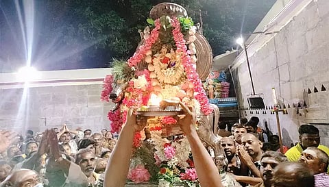 சனி பிரதோஷத்தை முன்னிட்டு சிவன், பார்வதி சமேதம் கோவில் பிரகாரத்தை சுற்றி வந்த காட்சி.