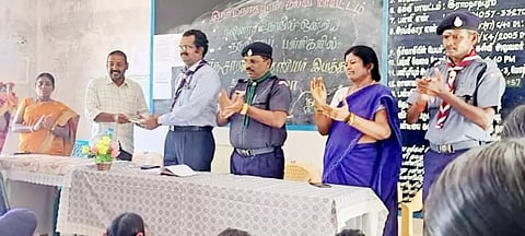 சாரண- சாரணியர் இயக்கத்தை பிரின்ஸ் ஆரோக்கிய ராஜ் தொடங்கி வைத்தபோது எடுத்த படம்.