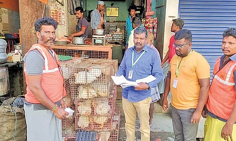 பிளாஸ்டிக் பைகள் பயன்படுத்திய கடைக்கு மாநகராட்சி அலுவலர்கள் அபராதம் விதித்த காட்சி.