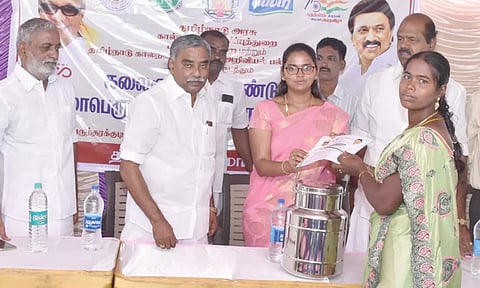 சிறந்த முறையில் கால்நடைகள் வளர்ப்பவர்களுக்கு பரிசுகள் வழங்கப்பட்டது.