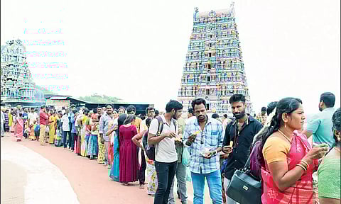 திருத்தணி முருகன் கோவிலில் திரண்ட பக்தர்கள் கூட்டம்