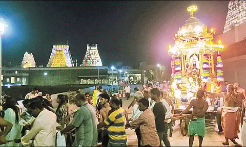 காஞ்சிபுரம் காமாட்சி அம்மன் கோவிலில் தங்கத்தேர் பவனி