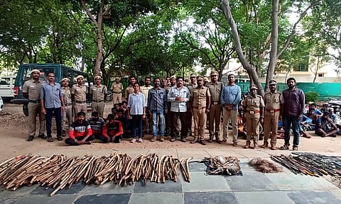 முயல் வேட்டையாடியவர்களை படத்தில் காணலாம்.