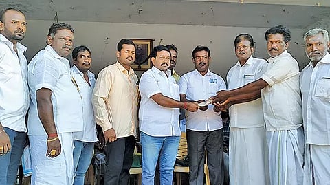 வெற்றி பெற்ற மாட்டுவண்டி உரிமையாளர்களுக்கு எட்டயபுரம் நகர செயலாளர் ராஜ்குமார் பரிசுத்தொகை வழங்கிய போது எடுத்த படம்.