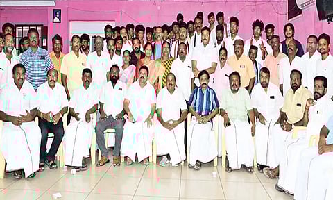 மாவட்ட செயலாளர் தச்சை கணேசராஜா முன்னிலையில், பாளை பகுதி மாணவரணி செயலாளர் புஷ்பராஜ் ஜெய்சன் ஏற்பாட்டில் மாற்றுக்கட்சியினர் அ.தி.மு.க.வில் இணைந்த போது எடுத்த படம்.