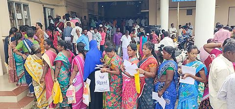 கடலூர் கலெக்டர் அலுவலகத்தில் நடந்த குறைதீர் முகாமில் மனு கொடுக்க ஏராளமான பெண்கள் வந்து வரிசையில் நிற்பதை படத்தில் காணலாம்.
