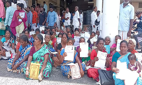 கடலூர் கலெக்டர் அலுவலகத்தில் அண்ணா கிராமம் பகுதியை சேர்ந்த மக்கள் தர்ணா போராட்டத்தில் ஈடுபட்டுள்ளதை படத்தில் காணலாம்.