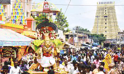 ஆடித்திருக்கல்யாண திருவிழா: அக்னி தீர்த்த கடற்கரைக்கு தங்க கருட வாகனத்தில் வந்த ராமபிரான்