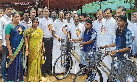 கொட்டாரத்தில் மாணவ-மாணவிகளுக்கு இலவச சைக்கிள்கள்