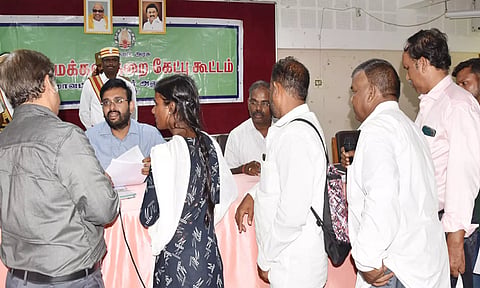 கலெக்டர் அருண் தம்புராஜிடம் பொதுமக்கள் மனு அளித்த காட்சி.