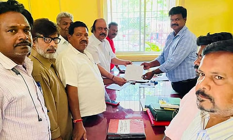 அதிகாரியிடம் கென்னடி எம்.எல்.ஏ. மனு அளித்த காட்சி.