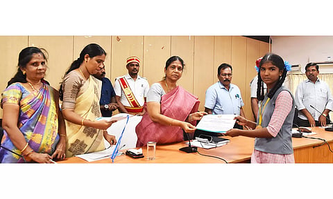  முதியோர் கொடுஞ்செயல் எதிர்ப்பு தினத்தை முன்னிட்டு கட்டுரை போட்டிகளில் வெற்றி பெற்ற மாணவ, மாணவிகளுக்கு சான்றிதழ்களை மாவட்ட கலெக்டர் சாந்தி வழங்கிய காட்சி.