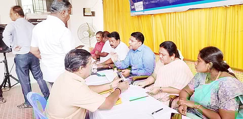 குறைதீர்க்கும் கூட்டத்தில் மேயர் இந்திராணி மனுக்களை பெற்றுகொண்டார். அருகில் ஆணையாளர் பிரவீன்குமார், மண்டல தலைவர் கவிதா விமல் உள்ளனர்.