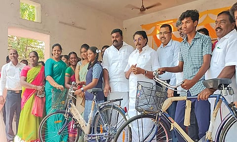 விழாவில் அமைச்சர் கே.கே.எஸ்.எஸ்.ஆர். ராமச்சந்திரன், மாணவ-மாணவிகளுக்கு விலையில்லா சைக்கிள்களை வழங்கிய காட்சி. அருகில் கலெக்டர் ரவிச்சந்திரன், ராஜா எம்.எல்.ஏ. உள்ளனர். 