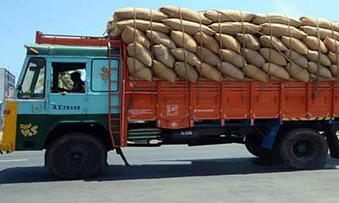 அரவைக்காக 1000 டன் நெல் அனுப்பி வைப்பு