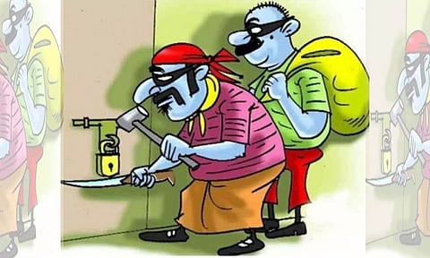 அரசு அதிகாரி வீட்டில் நகை- பணம் கொள்ளை