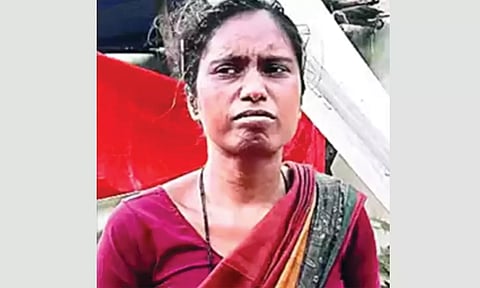 ஏழ்மையிலும் விடா முயற்சி- வேதியியலில் டாக்டர் பட்டம் பெற்ற பெண் கூலி தொழிலாளி