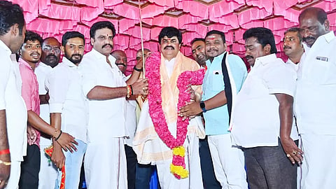 சிவகாசியில் பல்வேறு மாற்று கட்சியை சேர்ந்த நிர்வாகிகள் முன்னாள் அமைச்சர் கே.டி.ராஜேந்திரபாலாஜி முன்னிலையில் அ.தி.மு.க.வில் தங்களை இணைத்துக் கொண்டனர்.
