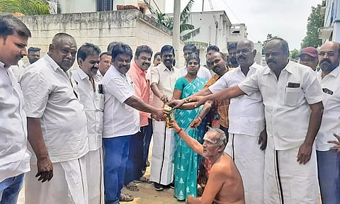 ஆலங்குளத்தில் ரூ.85 லட்சம் செலவில் சிமெண்ட் சாலை- சிவபத்மநாதன் தொடங்கி வைத்தார்