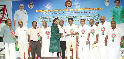 விழாவில் சிறந்த மாணவ, மாணவிகளுக்கு கல்வி மேற்படிப்பு ஊக்கத்தொகை வழங்கப்பட்ட–போது எடுத்தபடம். இதில் மதுரை நாடார் உறவின் முறை நிர்வாகிகள் கலந்து கொண்டனர்.