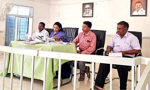 யூனியன் சேர்மன் சவுமியா ஆரோக்கிய எட்வின் தலைமையில் கூட்டம் நடந்த காட்சி.