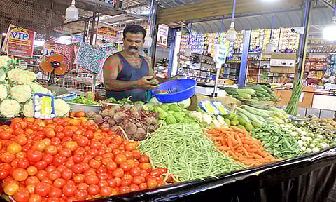 பாளை மார்க்கெட்டில் விற்பனைக்காக வைக்கப்பட்டுள்ள காய்கறிகள்.