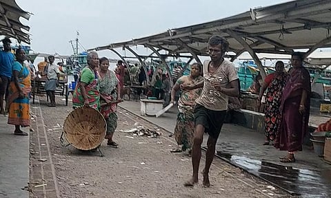 காசிமேடு மார்க்கெட்டில் ஆபாசமாக பேசிய வாலிபரை ஓட ஓட விரட்டி தாக்கிய பெண்கள்