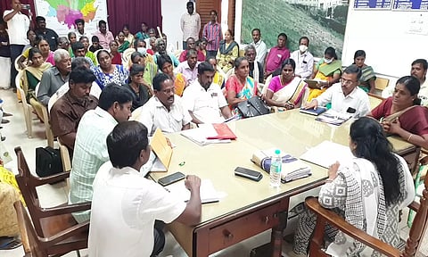 கோபி கோட்டாட்சியர் அலுவலகத்தில் நடந்த மாற்றுத்திறனாளிகளுக்கான சிறப்பு குறை தீர்க்கும் நாள் கூட்டத்தில் ஆர்.டி.ஓ. திவ்யபிரியதர்ஷினி மனுவை பெற்றுக்கொண்டார். 