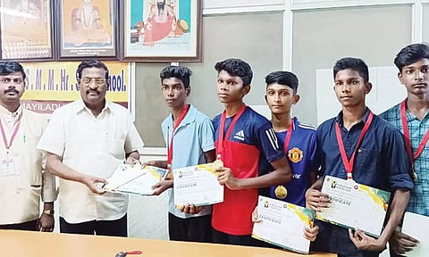 மாணவனுக்கு சான்றிதழ் வழங்கப்பட்டது.