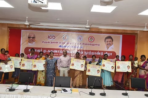 விழுப்புரம் மாவட்ட கலெக்டர் கூட்டரங்கில் நடைபெற்ற சிறப்பு முகாமில் பயனாளிகளுக்கு வைப்புத் தொகை பத்திரம் கலெக்டர் பழனி வழங்கினார்.