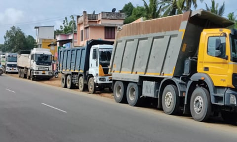களியக்காவிளை அருகே கனிம வளங்களை கேரளாவுக்கு கடத்திய 5 வாகனங்கள் பறிமுதல்