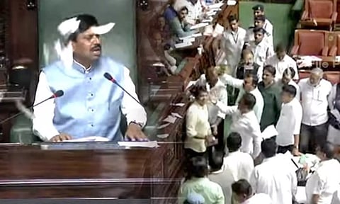 கர்நாடக சட்டசபையில் கடும் அமளி - பா.ஜ.க. எம்.எல்.ஏ.க்கள் 10 பேர் சஸ்பெண்ட்