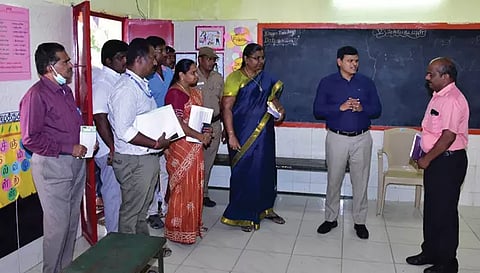 திருச்செங்கோட்டில் தகவல் தொழில்நுட்பதுறை அரசு செயலாளர் குமரகுருபரன் ஆய்வு செய்த போது எடுத்த படம். அருகில் கலெக்டர் டாக்டர் உமா உள்ளார்.