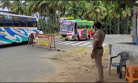 கண்காணிப்பில் ஈடுபட்டுள்ள போலீசார்.